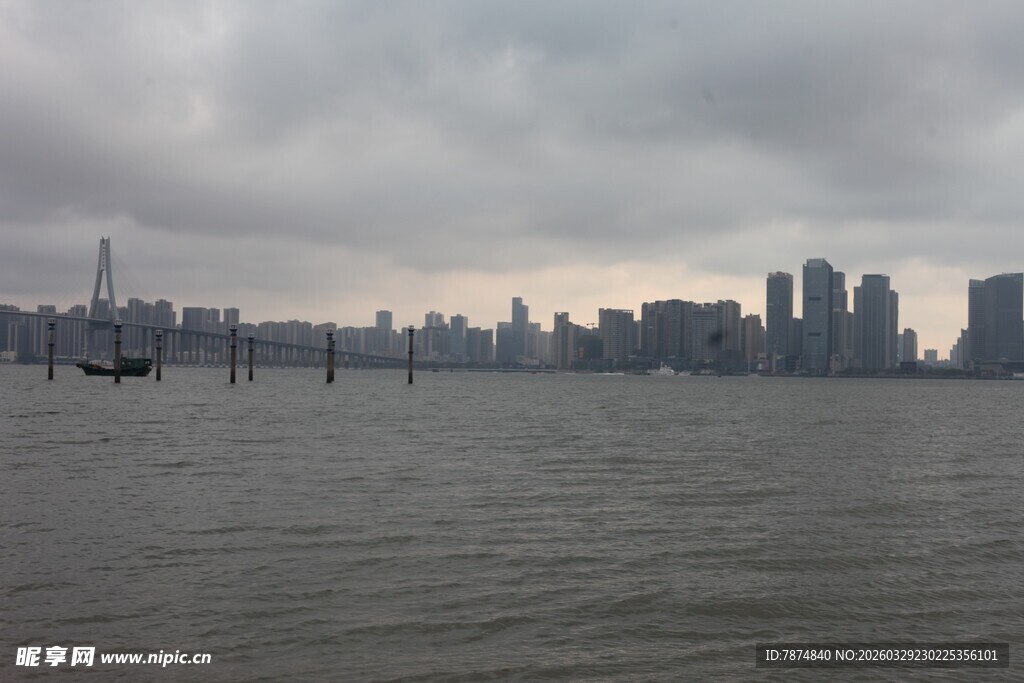 湛江城市天际线与水域景观