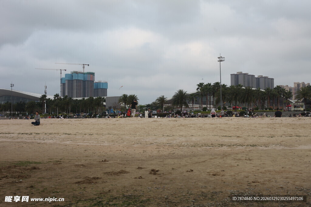 湛江城郊开阔地与远处高楼