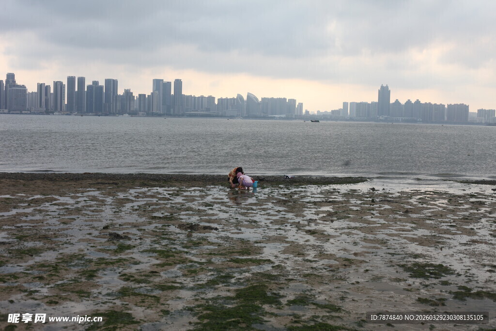 湛江海边城市景象中的孤独身影