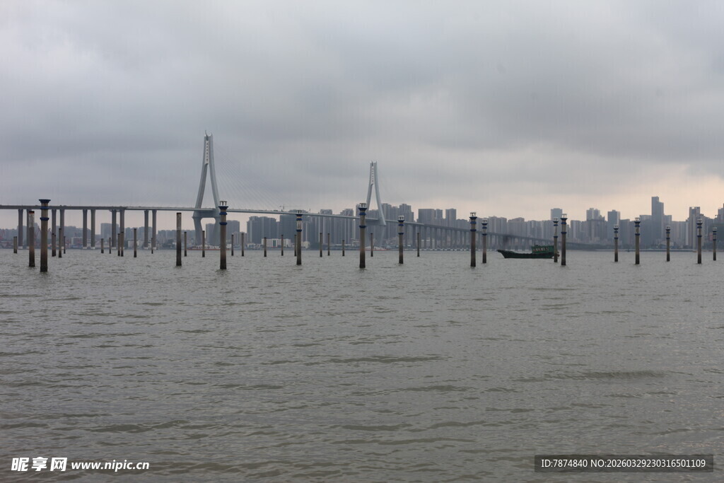 湛江海上桥梁与城市天际线