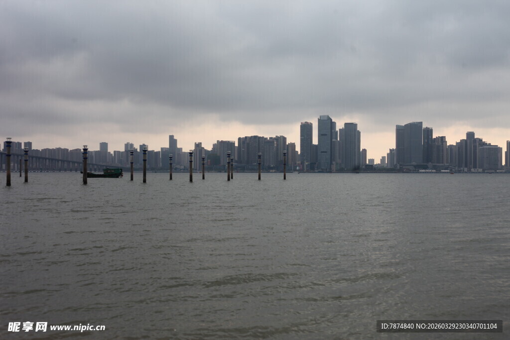 湛江城市天际线与水域景观