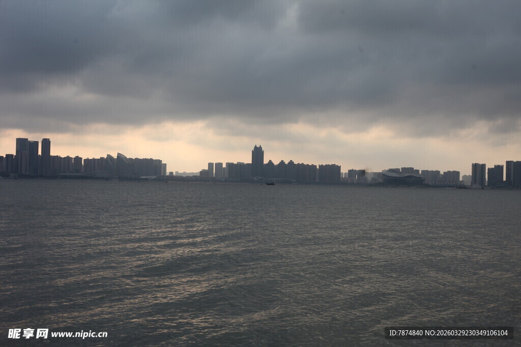 湛江阴天城市边缘的水域景观