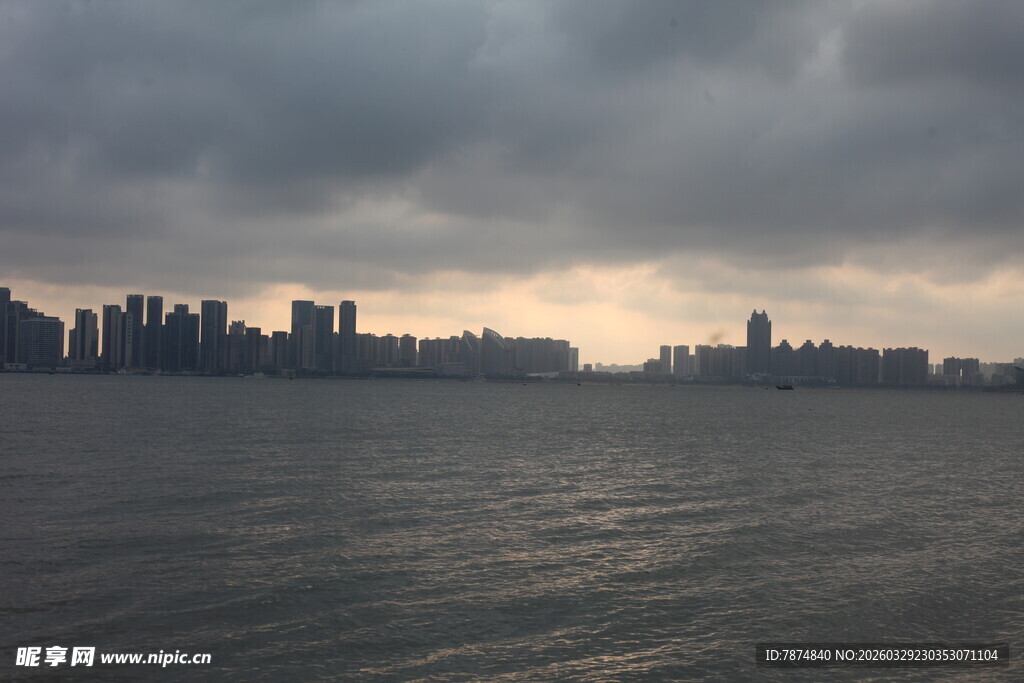 湛江黄昏下的城市滨水景观