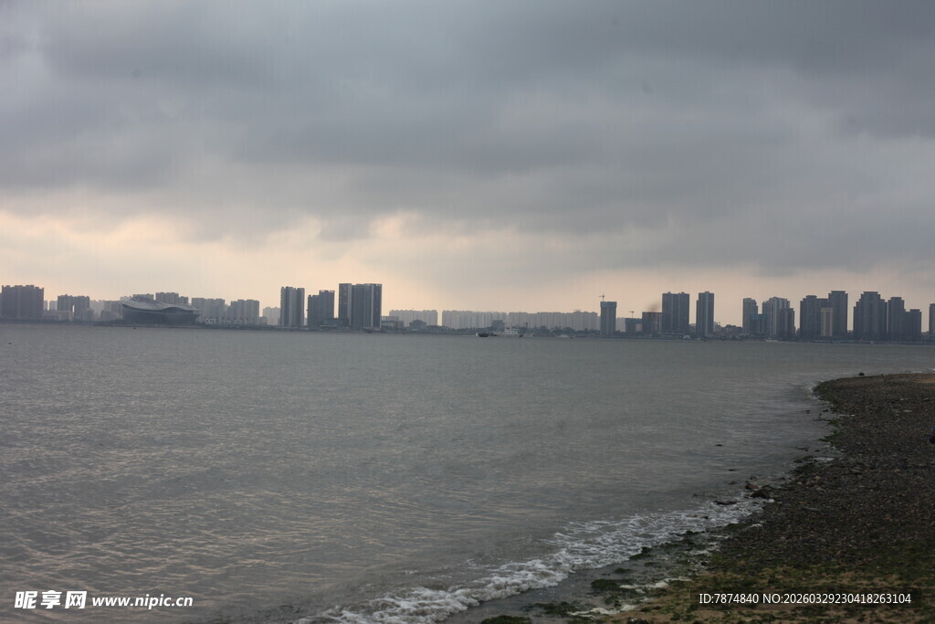 湛江城市江畔 阴沉天空下的景致