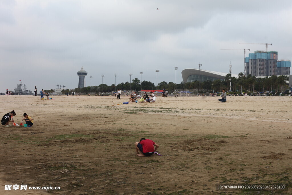 湛江沙滩上的休闲人群