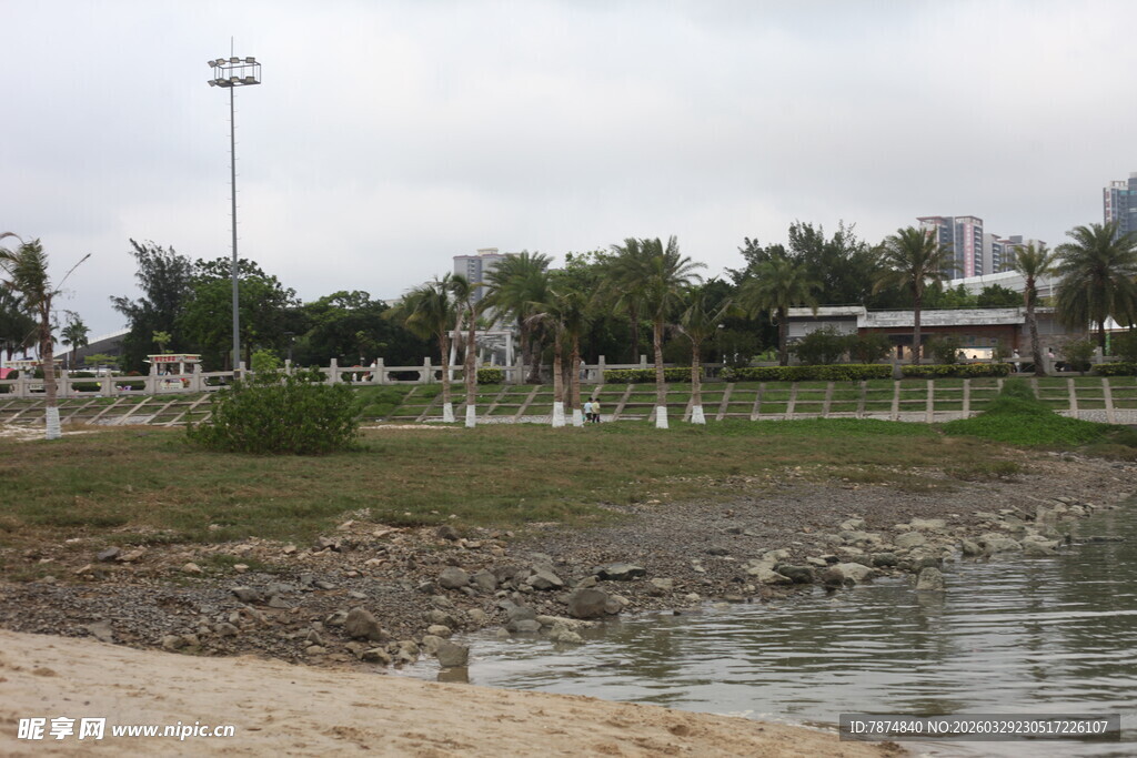湛江湖畔风光 岸边绿植与水域