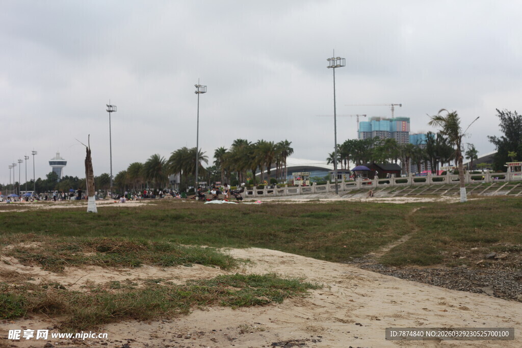 湛江海滩边人群聚集场景