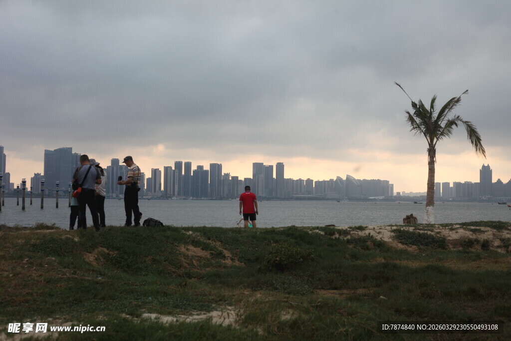 湛江海边城市景观与游人