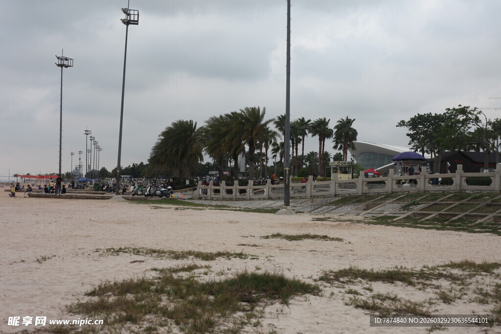 湛江户外空旷沙地与灯杆场景