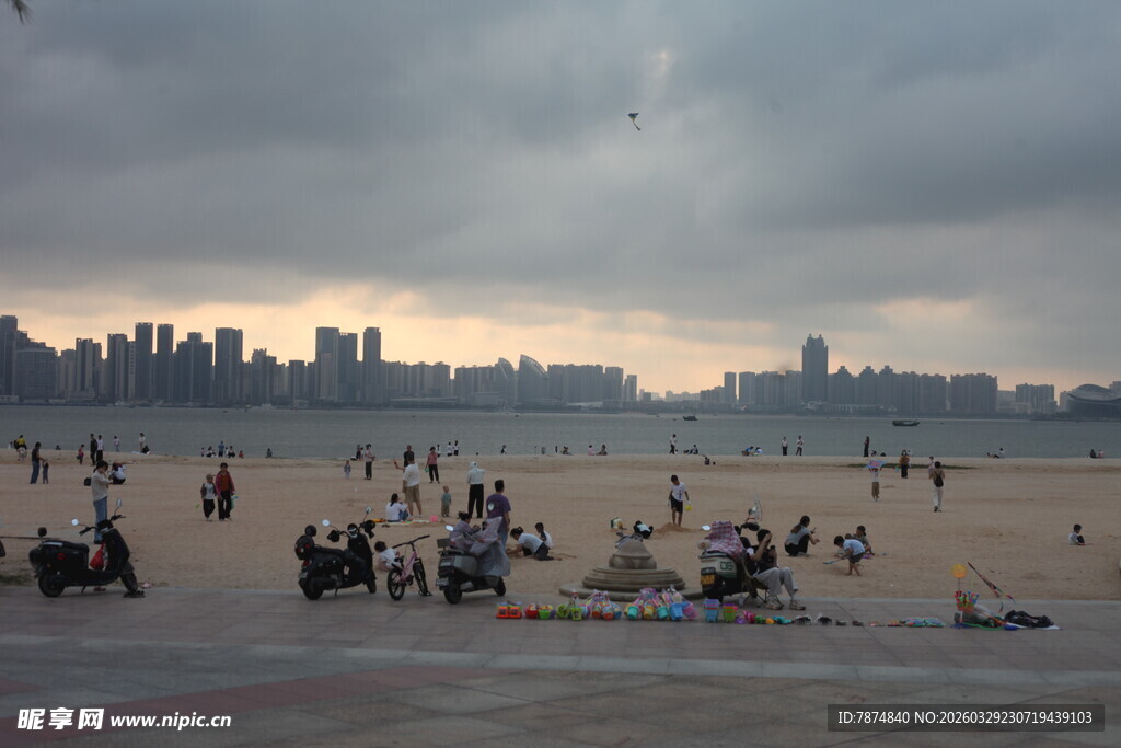 湛江海滨城市的热闹沙滩景象