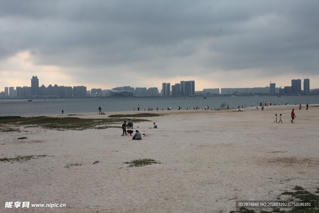 湛江阴天的城市边海滩景象