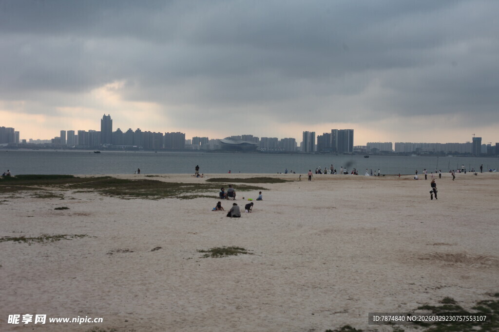 湛江阴天海滩上的休闲场景