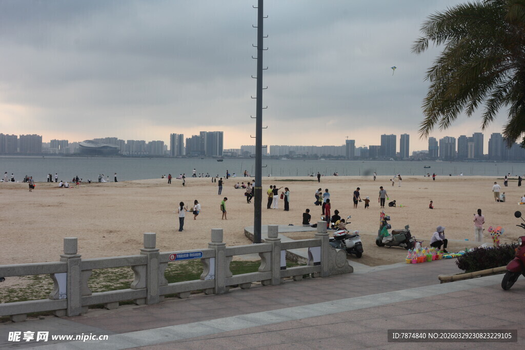湛江热闹的海滨沙滩场景