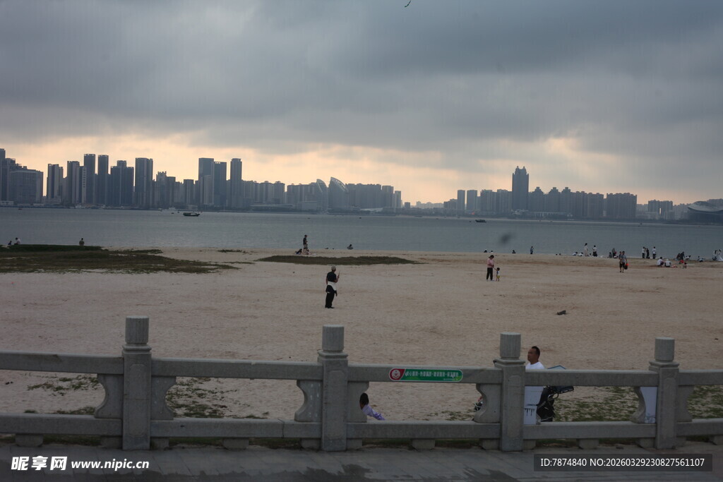 湛江海滨城市黄昏沙滩景象