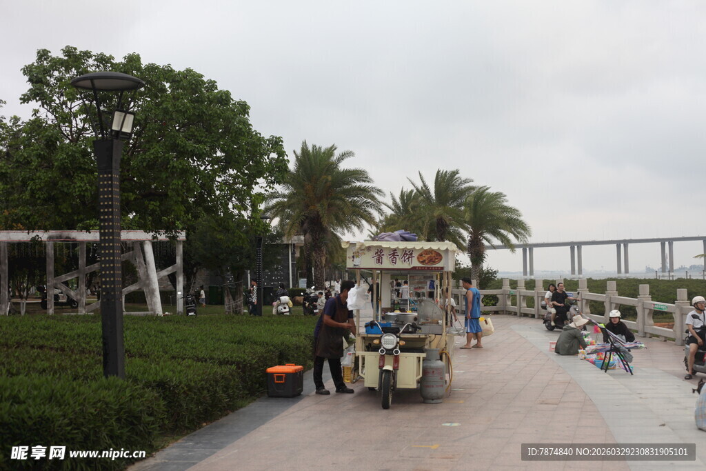 湛江海滨步道上的休闲场景