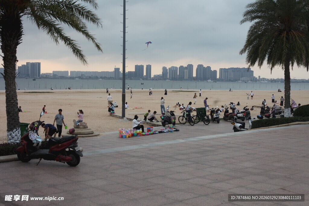 湛江海滨广场休闲场景