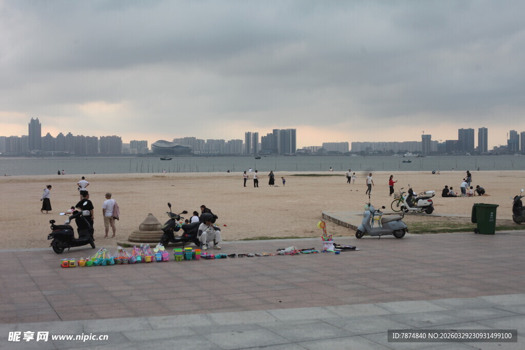 湛江城市沙滩上的休闲人群