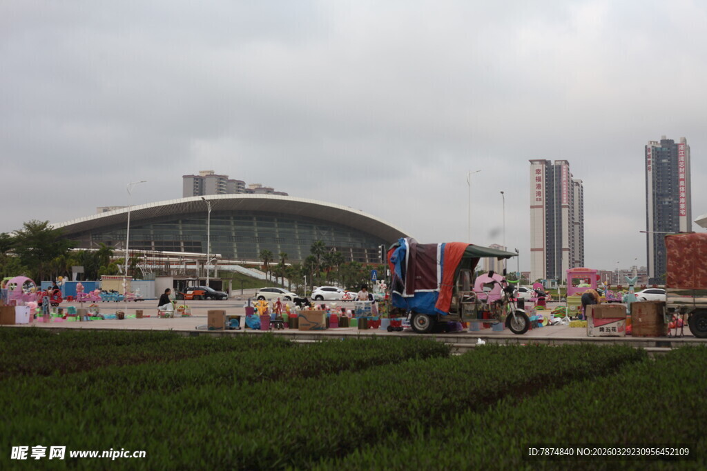 湛江城市广场热闹景象