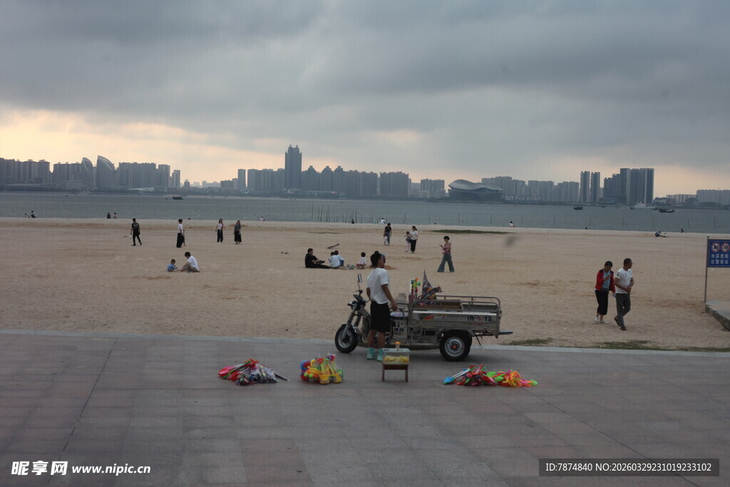 湛江海滩休闲场景 游人与摩托
