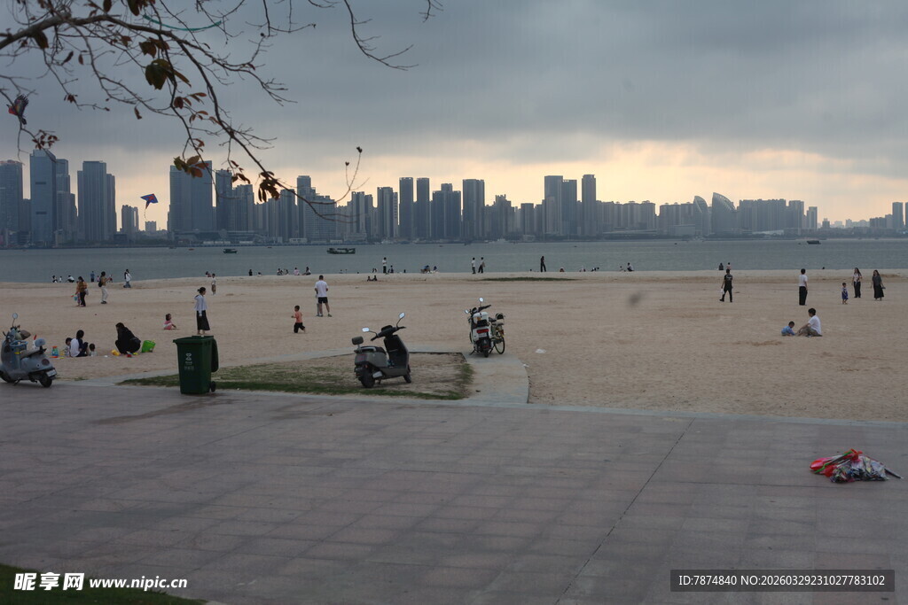 湛江海滨城市沙滩休闲景象