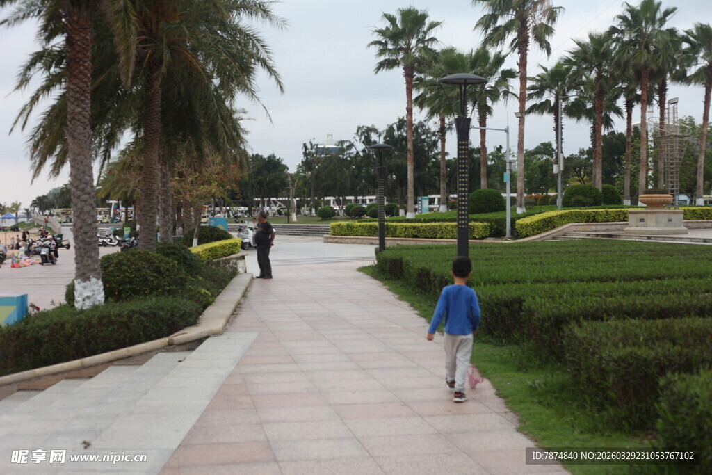 湛江公园中小孩漫步的惬意景象