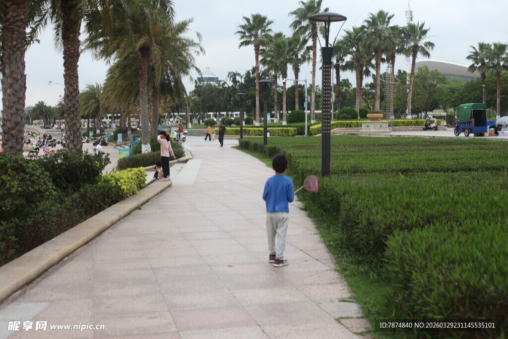 湛江公园小径上的漫步行人