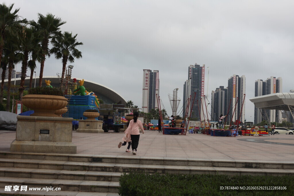 湛江海滨城市景观 行人漫步