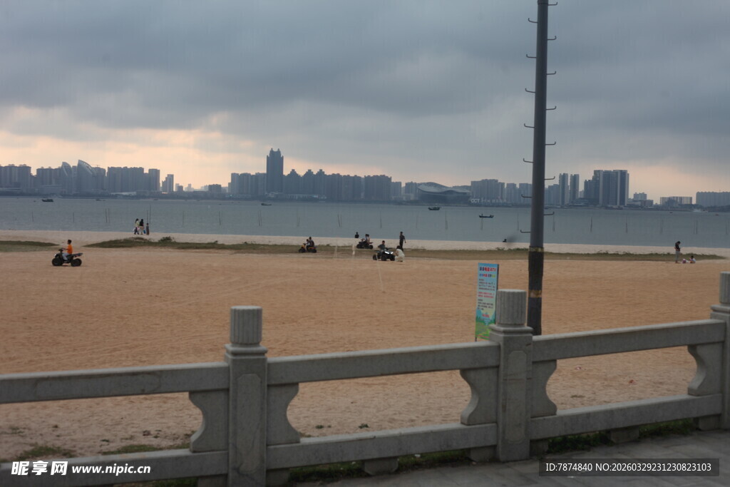 湛江海滨城市沙滩暮色景观