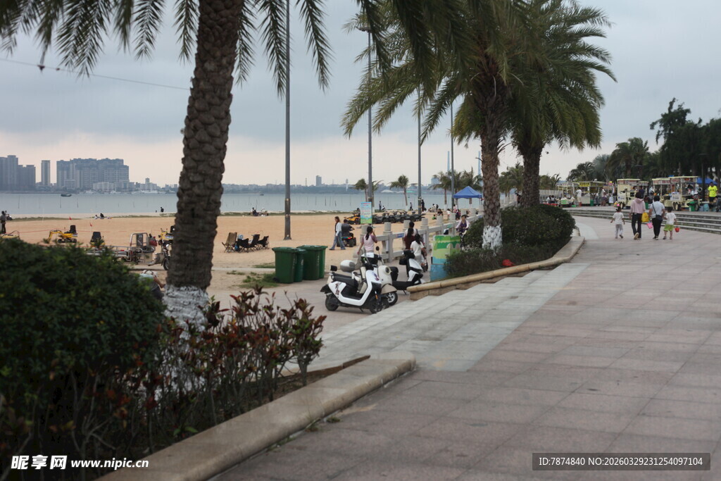 湛江海滨步道的悠闲景致