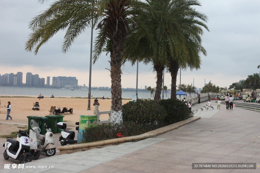 湛江海滨大道的休闲风光