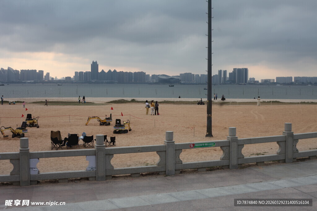 湛江海滨沙滩上的休闲场景