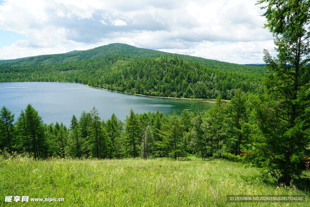阿尔山驼峰岭天池景色