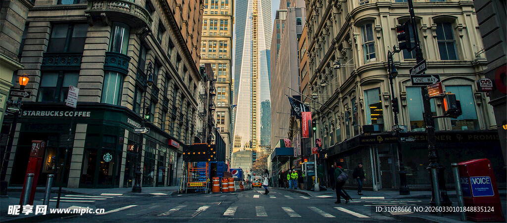 城市街道高楼林立景象