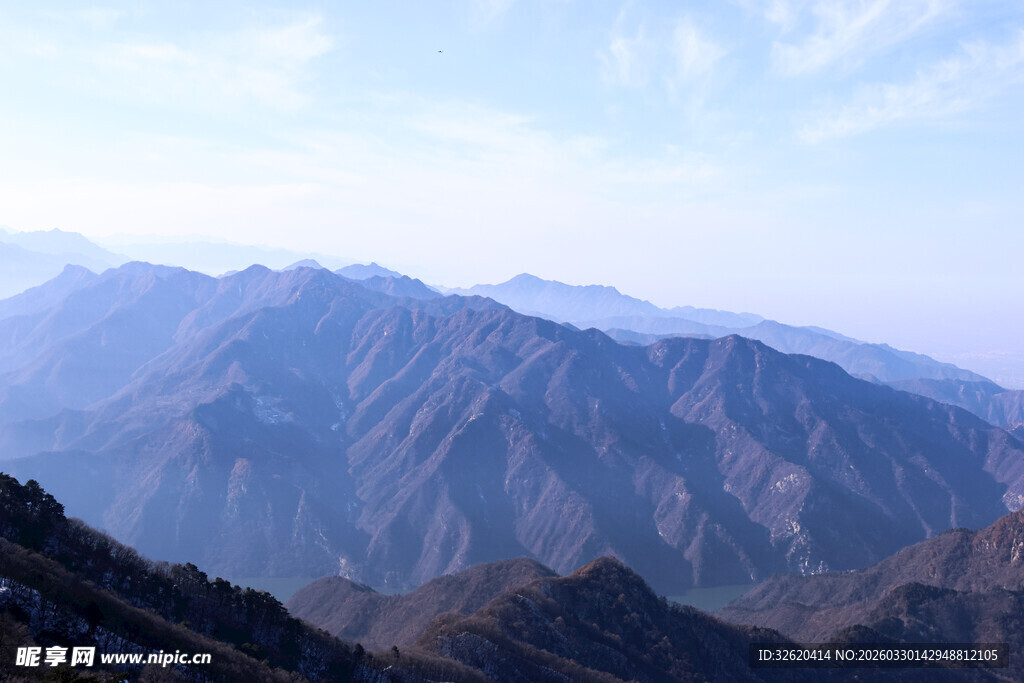 壮丽山脉远景