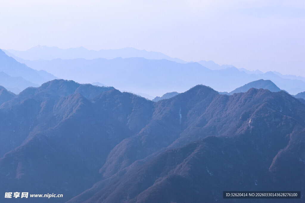 壮丽山峦景观