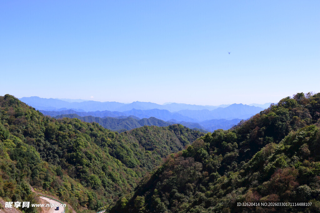 山峦葱郁景色壮美