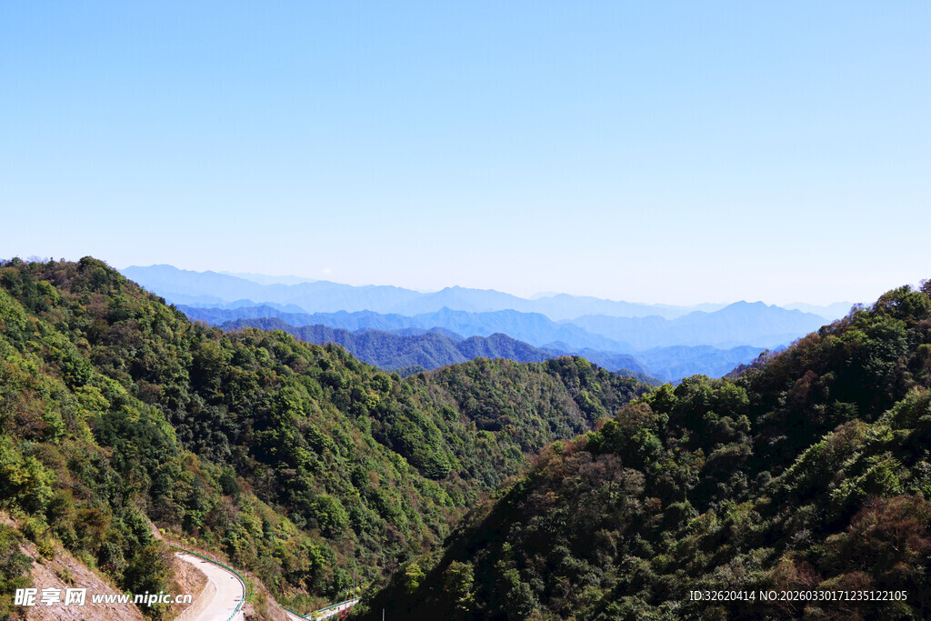 山间蜿蜒公路