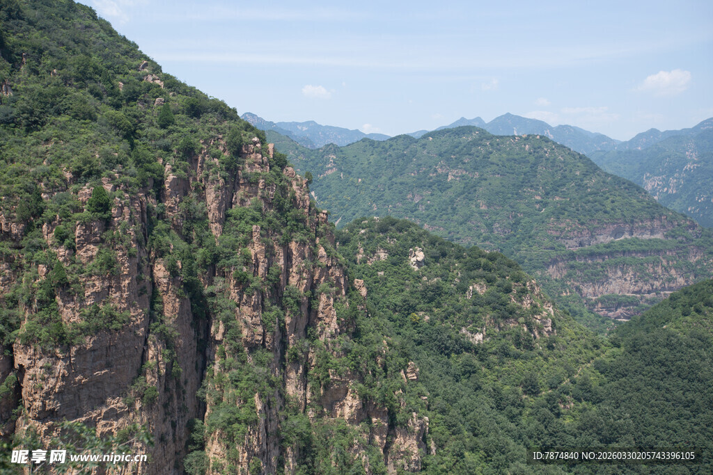 壮丽山景 绿意盎然的山峦