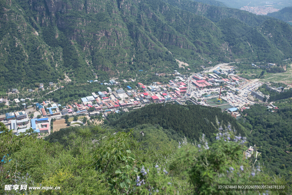 山间多彩小镇俯瞰美景