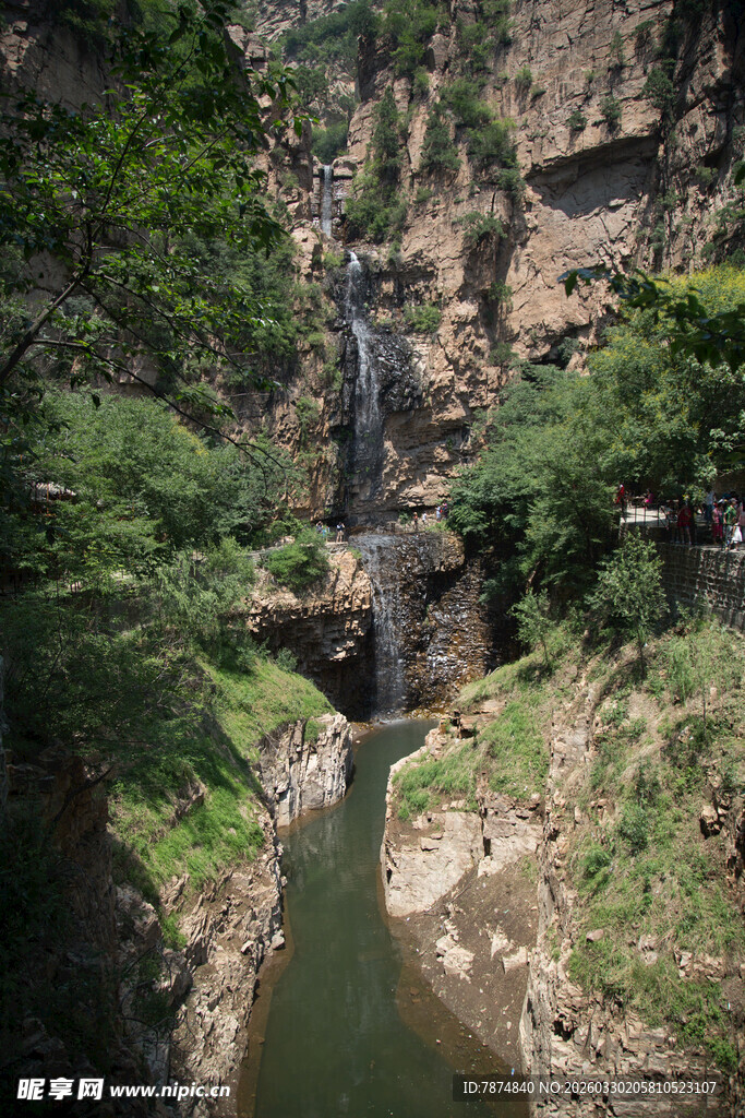 山间峡谷溪流美景