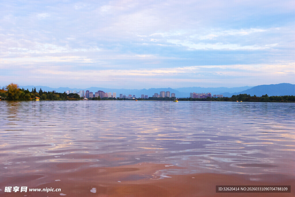 湖畔黄昏美景