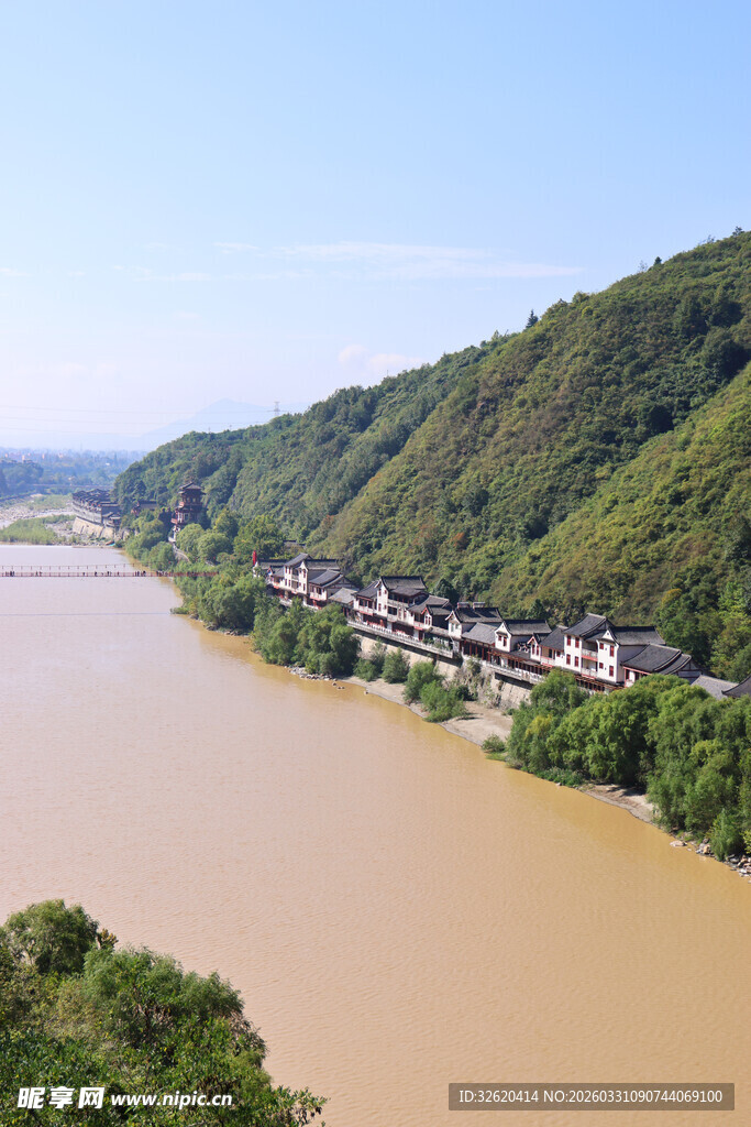 河畔山村美景