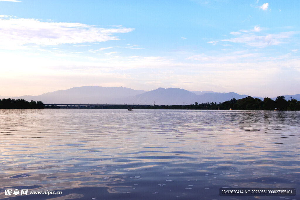 宁静湖面与远处山峦美景