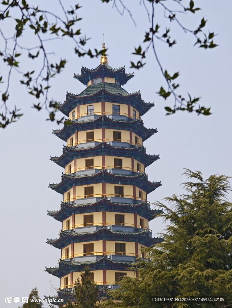 古朴宝塔屹立于绿树间