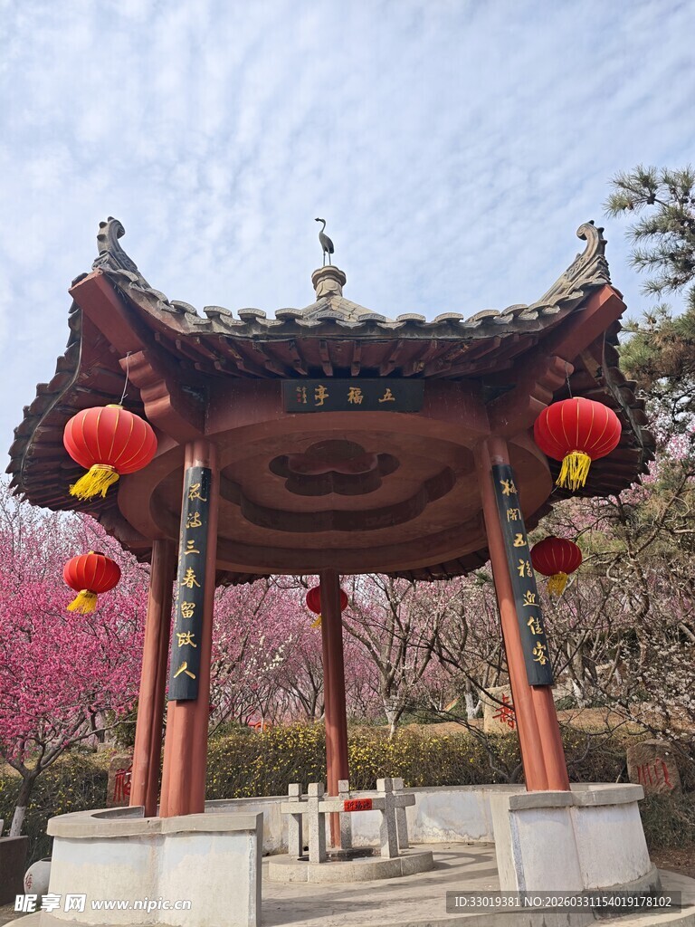 中式凉亭挂红灯笼美景