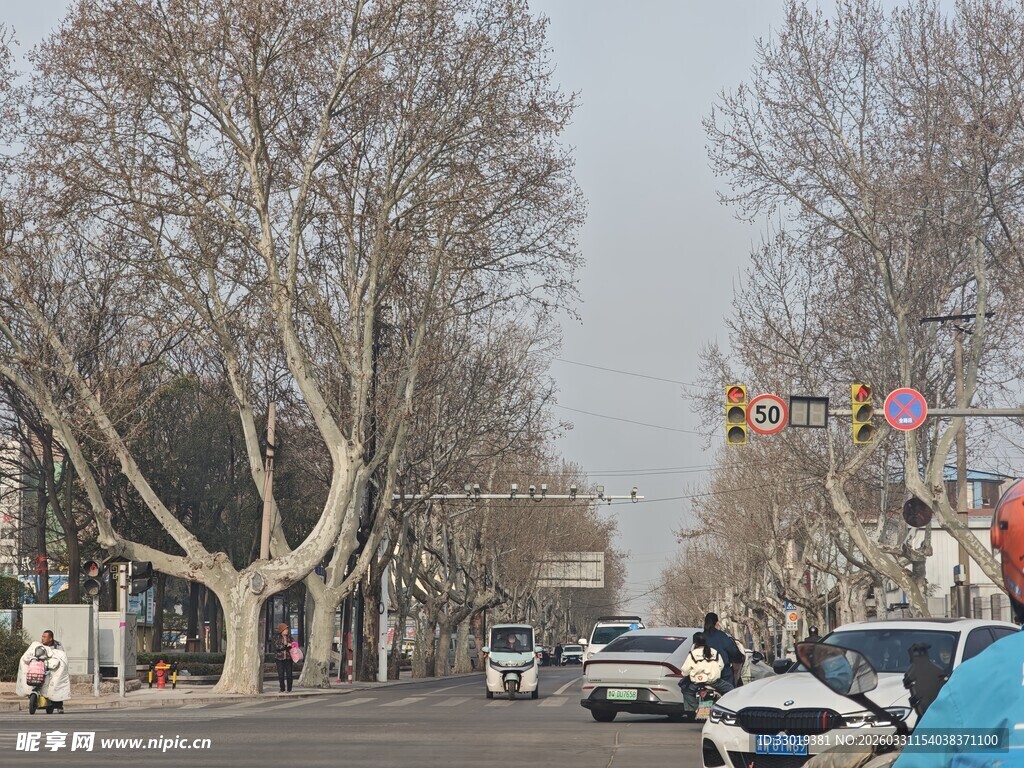 冬日城市街道行车景象