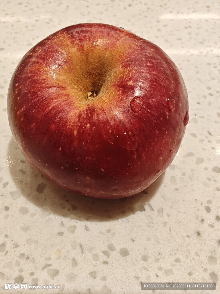 鲜红饱满的单个红苹果