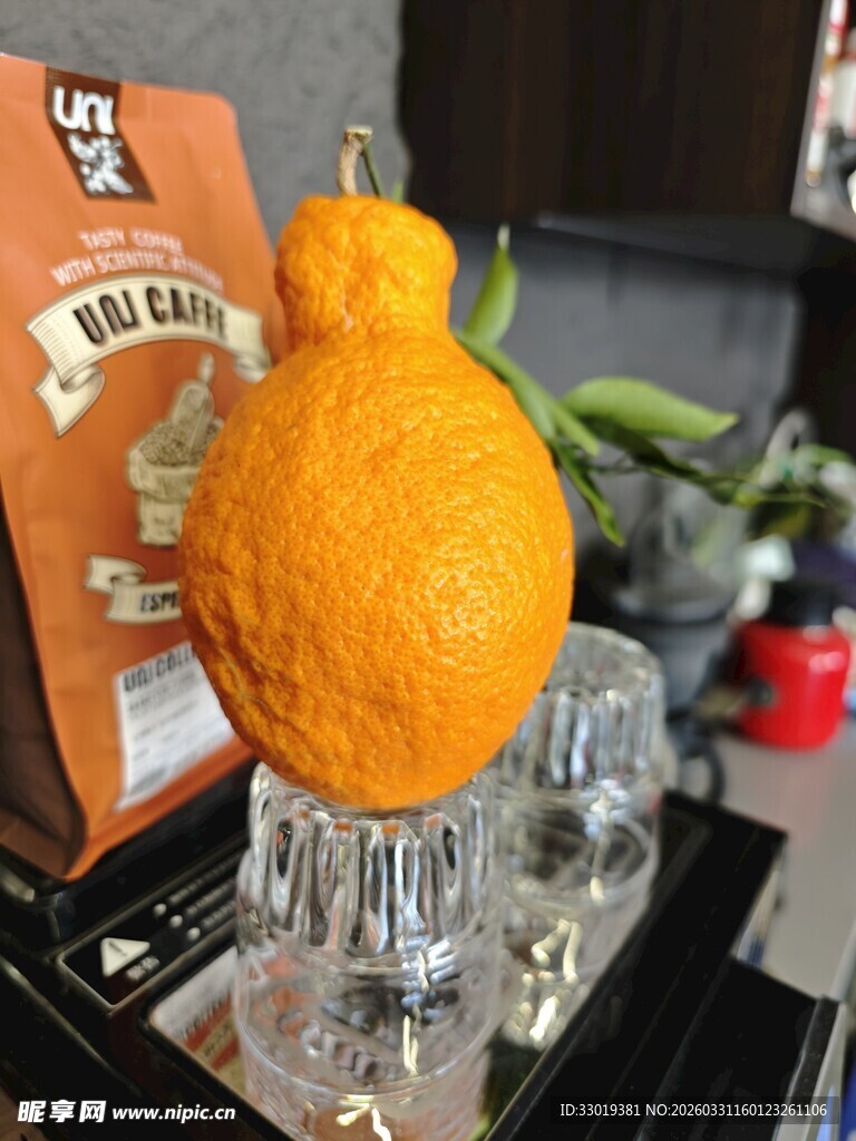 独特造型的橙色摆件