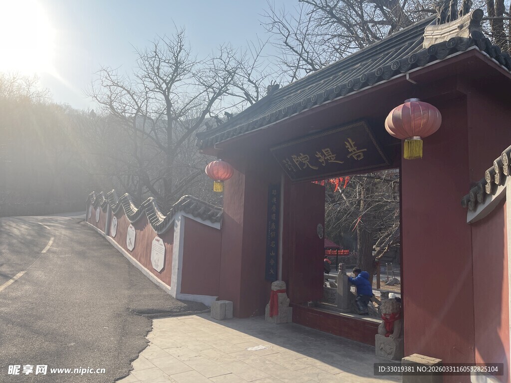 古建门前的宁静景象