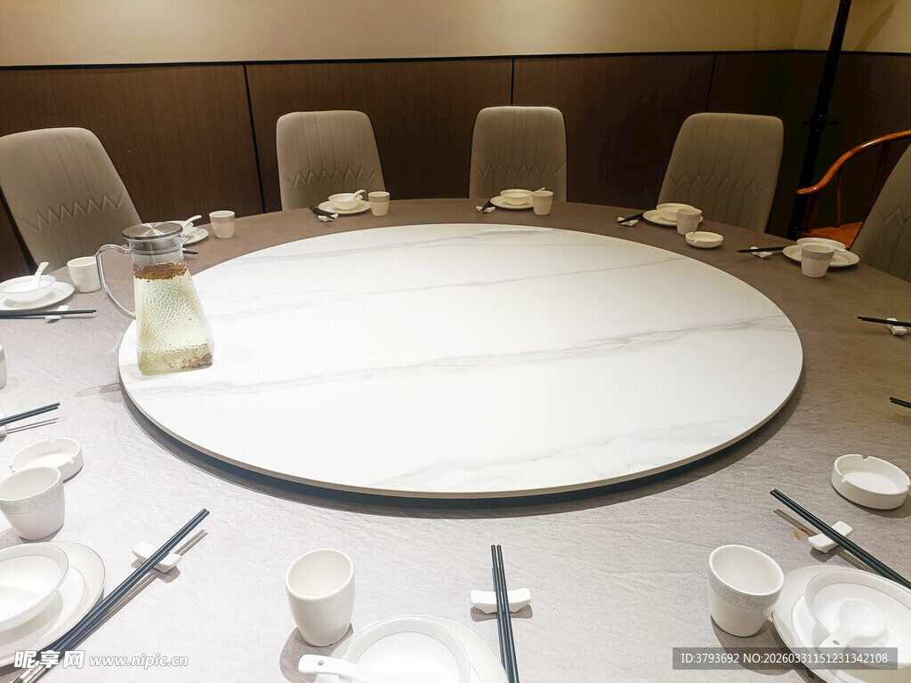 中式圆桌餐厅布置场景